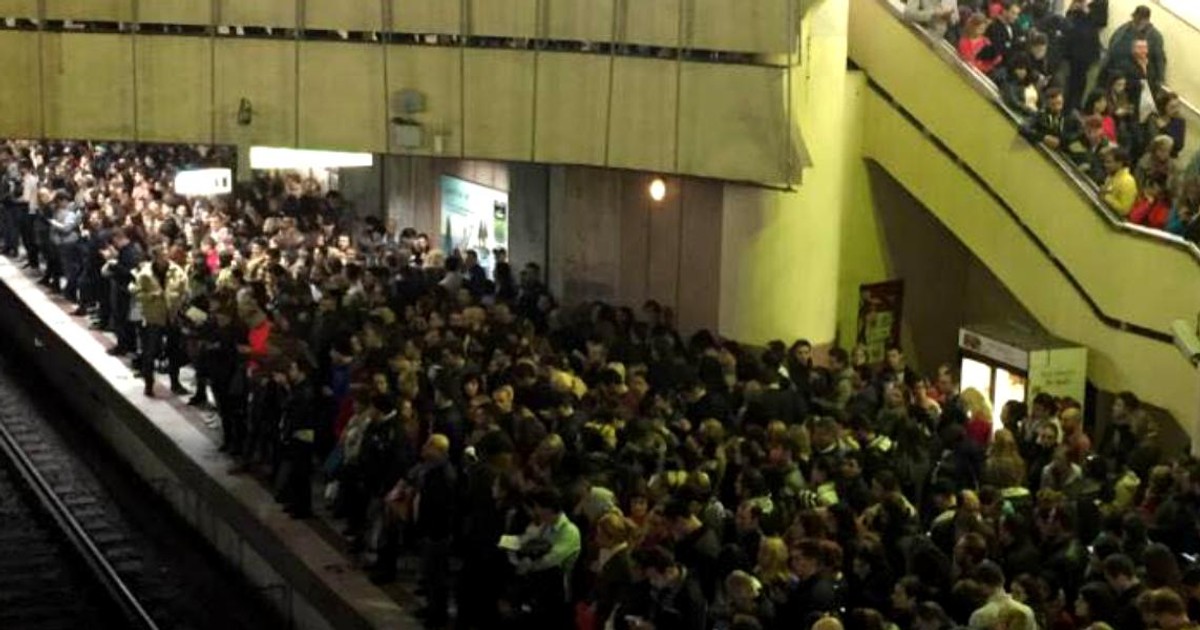Circulație îngreunată la metrou, pe magistrala Berceni-Pipera. Motivul pentru care este aglomerație la Piața Victoriei