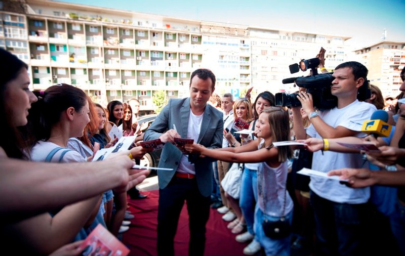 Un simplu autograf l-a făcut să fie mai bun! Vezi povestea concurentului de la X Factor care a înapoiat un portofel cu 1900 de euro!