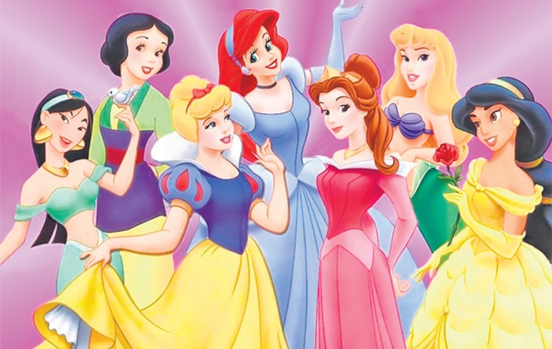 Câțiva români îmbracă prinţesele Disney