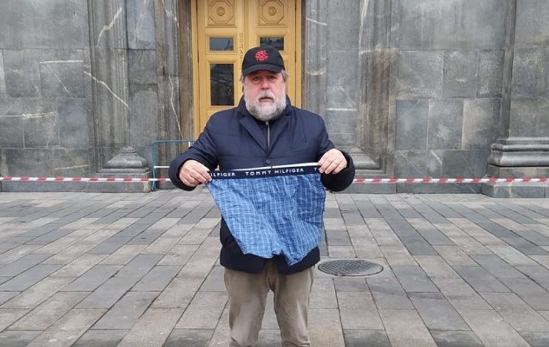 Regizor antiregim, ridicat de forțele de securitate ruse, după ce a protestat cu o pereche de chiloți, în semn de solidaritate cu disidentul Alexei Navalnîi
