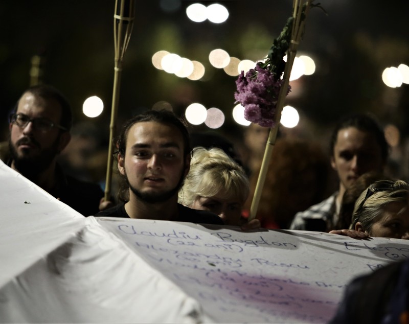 FOTO&VIDEO / Marșul chitarelor, pe muzica durerii. Sute de oameni au adus un omagiu celor care au murit în Colectiv. Părinții și-au înăbușit durerea: „Vrem să se facă dreptate”