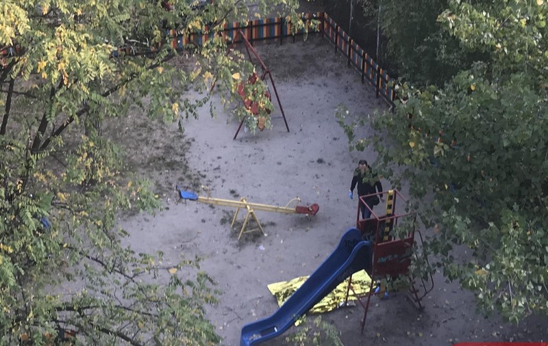 Tânăr găsit spânzurat într-un loc de joacă în Craiova. Descoperirea macabră a fost făcută de o femei care-și plimba câinele