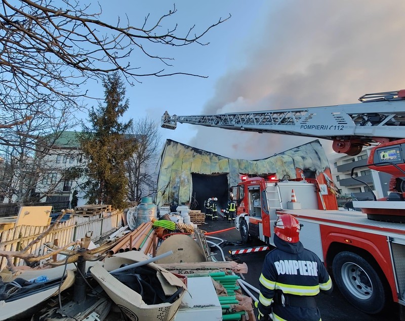 Incendiu puternic la un depozit din Cluj-Napoca. A fost emis mesaj Ro-Alert