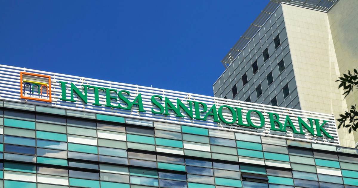 Sucursala Intesa Sanpaolo cu logo-ul băncii