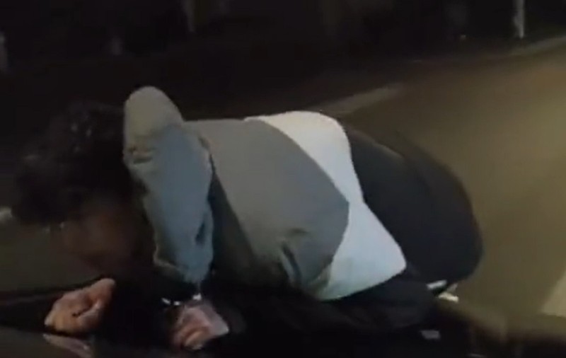 Șoferul de 18 ani care și-a plimbat un prieten pe capotă, în Târgu Jiu, a rămas fără permisul pe care abia îl luase