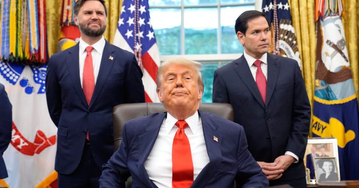 Donald Trump in biroul oval, alaturi de JD Vance, stanga, si Marco Rubio, dreaota