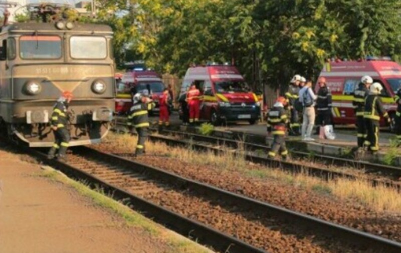 O adolescentă de 15 ani, din Bacău, lovită mortal de un tren Regio, în gara Asău