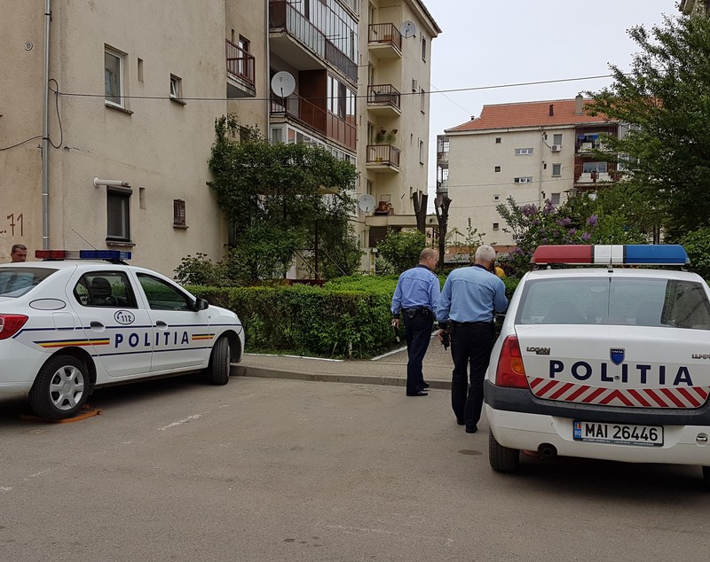 INCREDIBIL! Copil abandonat într-o plasă, în Arad! GALERIE FOTO