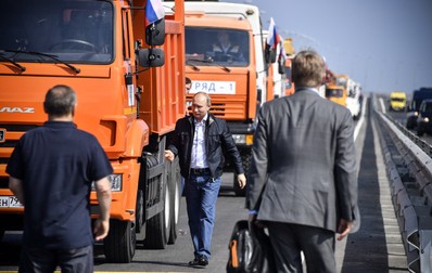 Putin a traversat Podul Crimeei la volanul unui camion