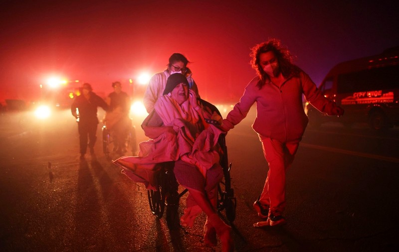 Doi bărbați și câinele lor au rămas blocați în propria locuință de lux din Los Angeles, înconjurați de flăcări
