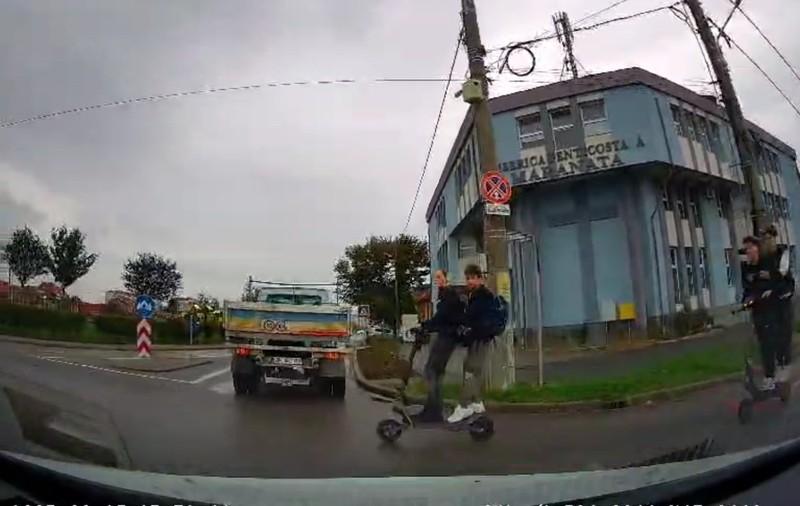 Momentul în care 4 copii din Oradea au intrat cu 2 trotinete fără să se asigure în giratoriu. Șoferul a frânat brusc: „Nu aveau cască”
