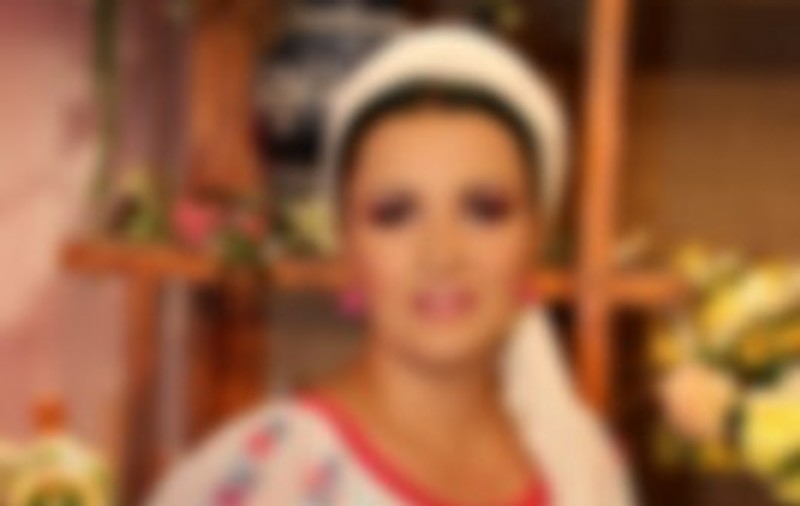 Suferă fata la frumuseţe! Vezi ce CÂNTĂREAŢĂ DE MUZICĂ POPULARĂ de la noi a trecut prin 17 OPERAŢII ESTETICE! Foto