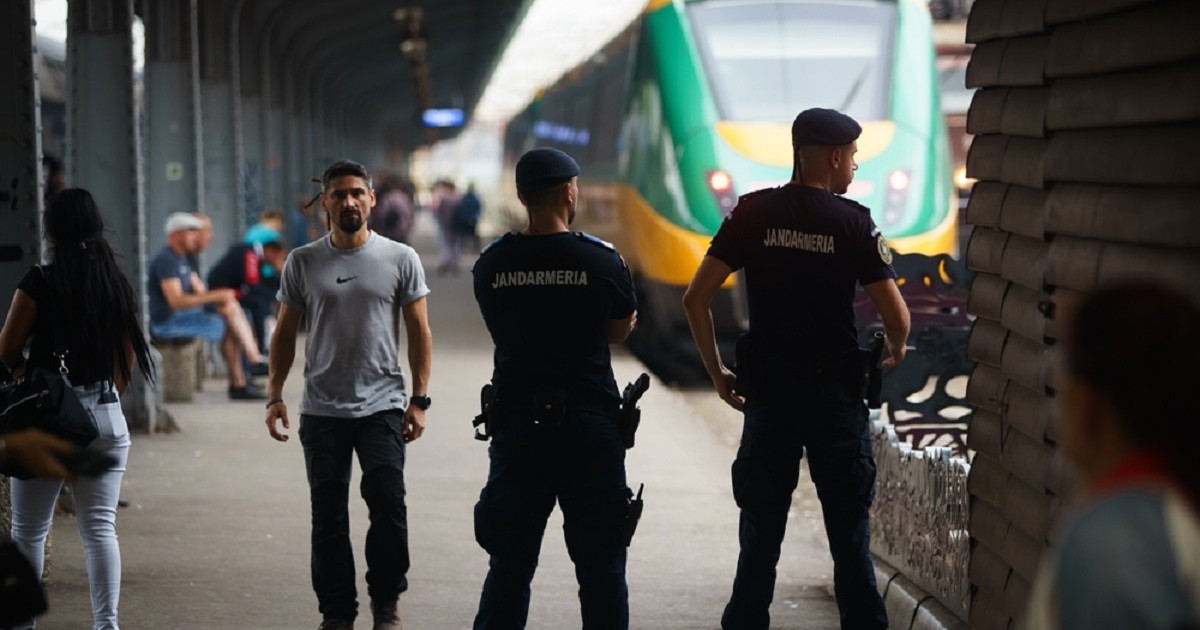 Ce înseamnă când visezi un jandarm - Imagine cu doi jandarmi în faţa unui peron din Gara de Nord