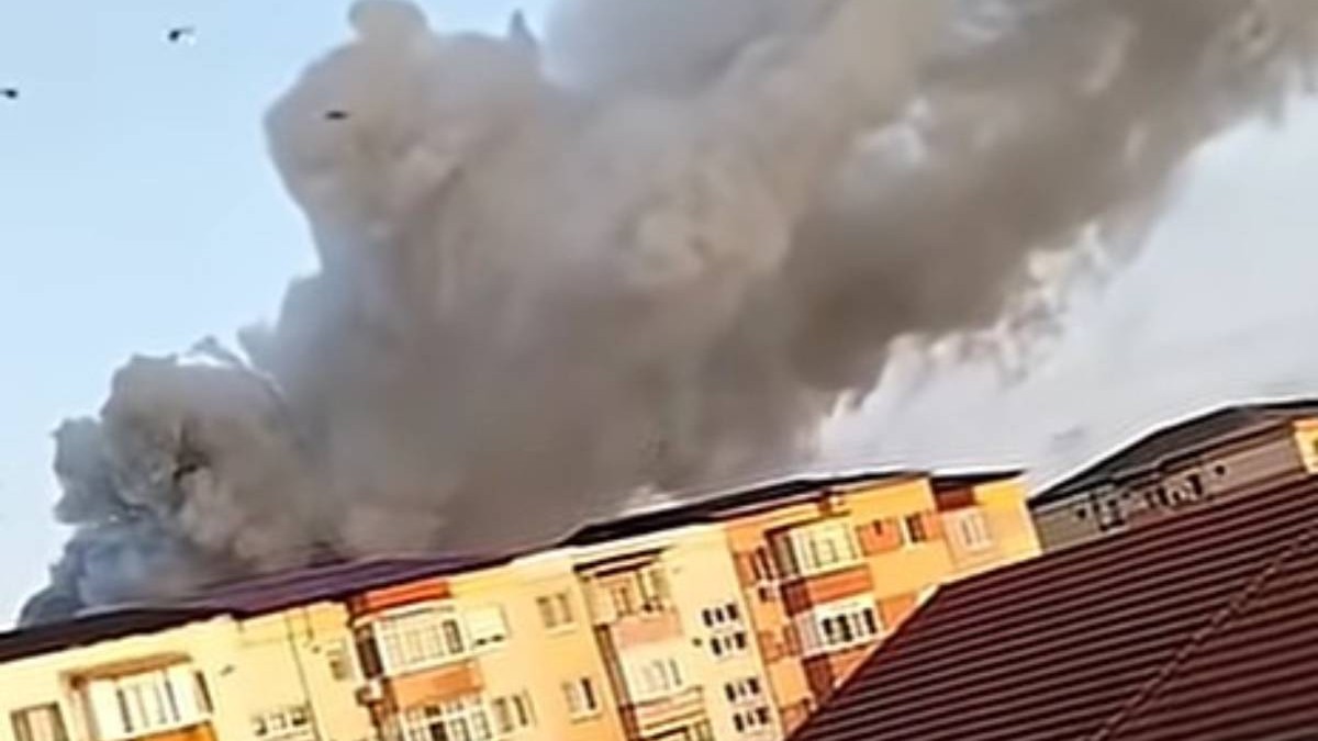Fumul gros care se vede deasupra unui bloc de locuințe din Sebeș, în urma exploziei de la fabrica de prelucrare a lemnului
