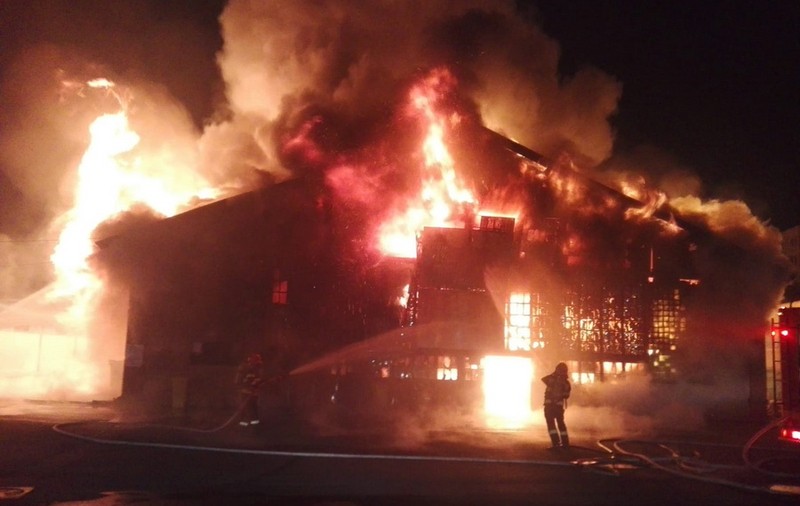 Piaţa Mare din Oradea a luat foc. Zeci de pompieri au intervenit pentru a stinge incendiul
