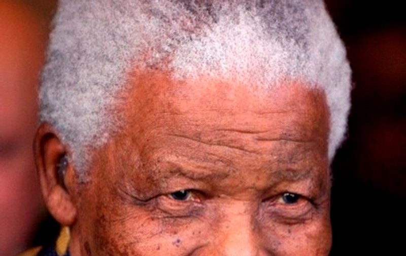 Nelson Mandela, în stare vegetativă. Medicii recomandă să fie deconectat de la aparate
