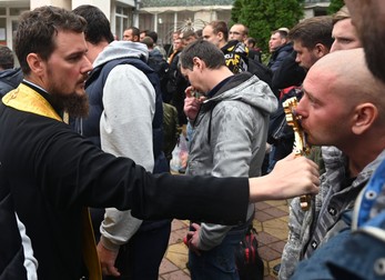 Un preot dă binecuvântare recruților dintr-un centru de mobilizare din Bataysk, regiunea Rostov, pe 26 septembrie 2022. Foto: Hepta