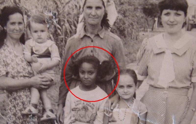 Tristă, cu fustiţă şi codiţe. Aşa era Laurette în copilărie!