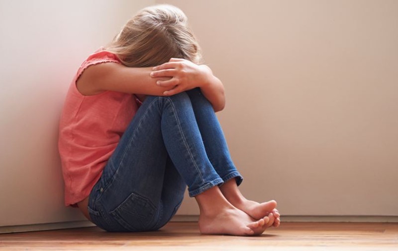 Cum ajung copiii să creadă că abuzurile sexuale sunt normale! ”Asta e dragostea pe care un tată i-o oferă fetiței lui, iar eu nu știu să răspund la ea”