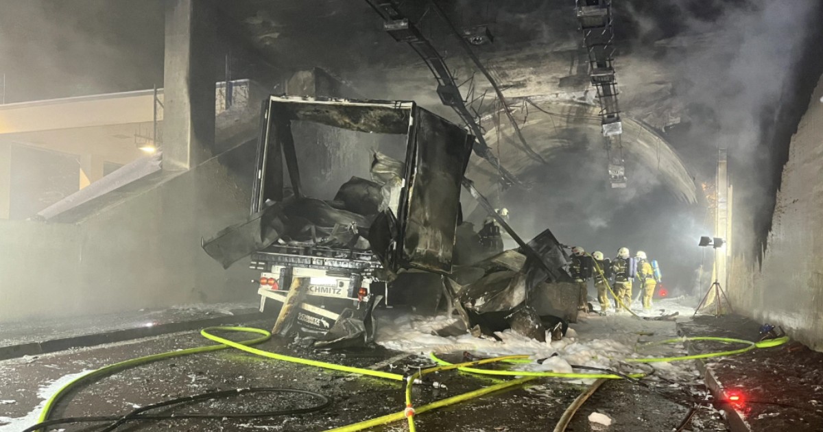Un TIR care a ars complet în urma accidentului urmat de incendiu pe autostrada Tauern, pe 9 ianuarie 2026.