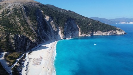 Plaja Myrtos este una dintre cele mai cunoscute plaje din Kefalonia Sursa foto: Ioana Ion