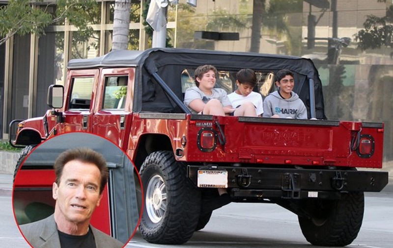 Ce iresponsabil! Arnold Schwarzenegger, ce transporți, copii sau saci cu cartofi?