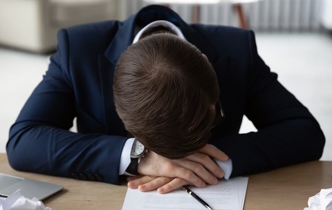 Cum recunoști semnele epuizării la serviciu: „5 indicii că jobul îți afectează sănătatea și este timpul să-ți schimbi locul de muncă. Fă testul de 30 de secunde”