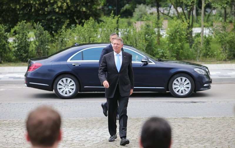 Președintele Klaus Iohannis și-a lansat noua carte la Alba Iulia | FOTO