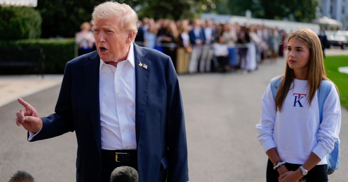 Donald Trump vorbește în fața ziariștilor prezenți pe peluza de la Casa Albă, fiind însoțit de nepoata sa, Kai Trump, 27 septembrie 2025