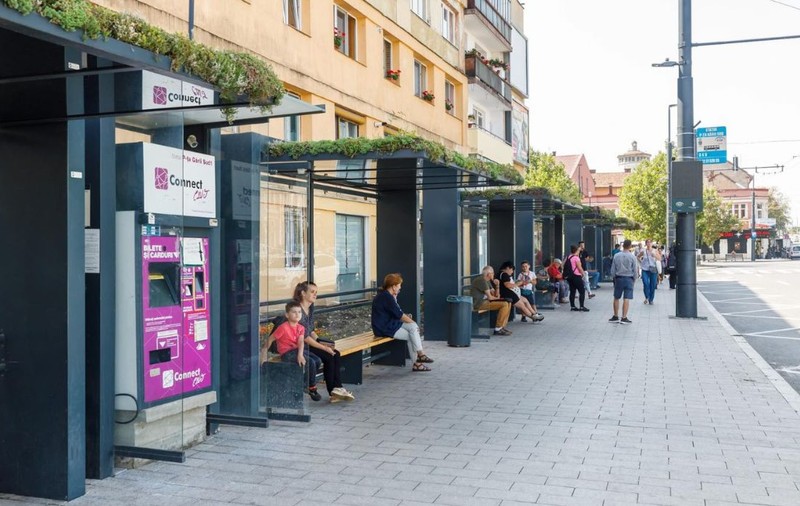 O femeie a fost lovită fără motiv într-o stație de autobuz din Cluj: agresoarea a ajuns la psihiatrie