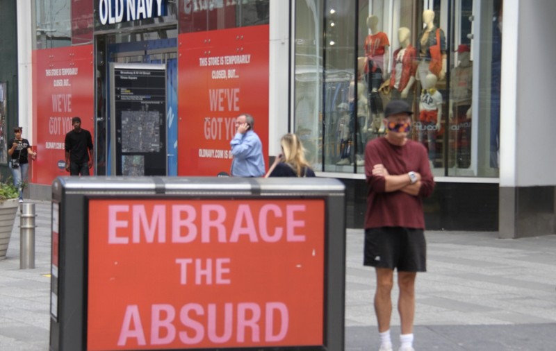 Shopping isteric, festivaluri îngrămădite și sute de mii de copii care nu mai făceau oricum școală din cauza sărăciei. Asta e normalitatea la care vreți să revenim?