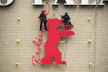 Sigla Berlinalei e instalată pe fațada Palatului Zoo din Berlin | Foto: Hepta
