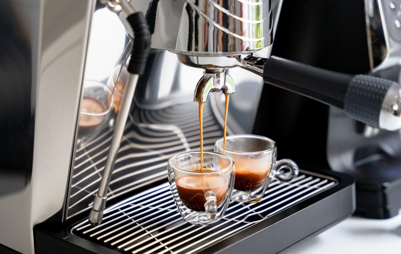 Preţul cafelei i-a trimis pe români acasă: tot mai mulţi îşi prepară singuri cafeaua, în timp ce micile cafenele dispar