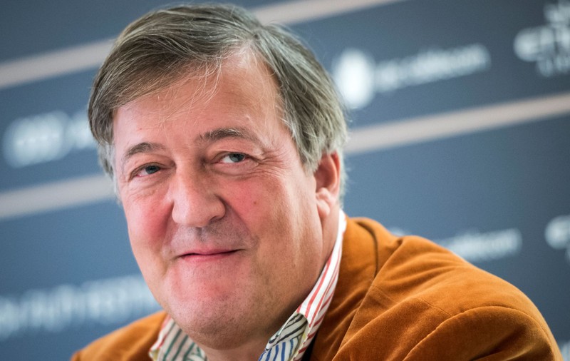 Secretul actorului și scriitorului Stephen Fry pentru a face față izolării: “Faceți-vă un program pe ore și țineți-vă de el!”