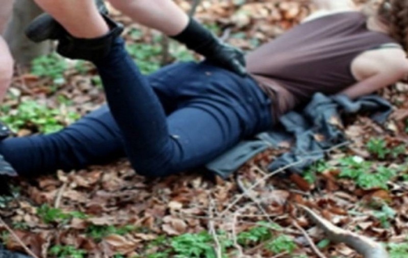 O femeie din Zalău a luat un bărbat cu mașina. Acesta a violat-o și a tâlhărit-o