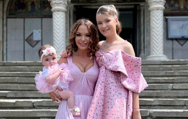 Andreea Antonescu și-a botezat fetița, pe Venice Victoria. Cum a apărut îmbrăcată cântăreața la biserică