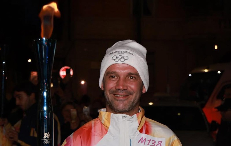 Cristi Chivu a purtat torța pe străzile din Milano, cu o zi înainte de începerea Jocurilor Olimpice de Iarnă 2026: „Grande Cristian”