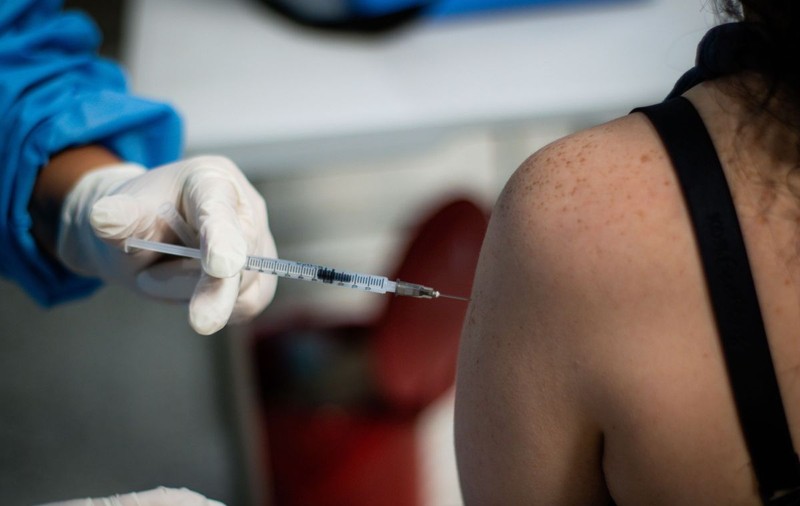 Cercetătorii englezi anunță că există indicii că persoanele vaccinate pot transmite varianta Delta la fel de ușor precum cele nevaccinate