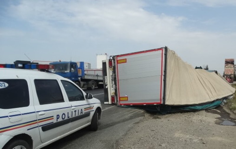Un tir încărcat cu porumb s-a răsturnat lângă Buzău. Șoferul în vârstă de 34 de ani a murit pe loc