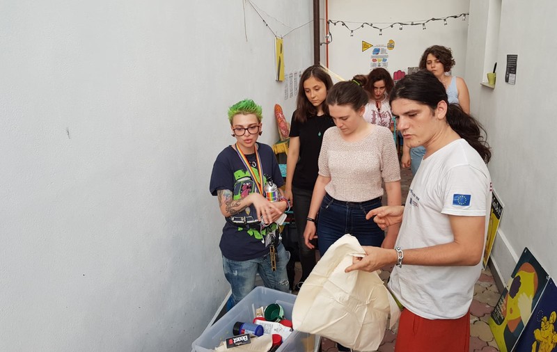 Noaptea de dinaintea protestului la Casa Activistului: s-au pictat banere anti-violență și s-a discutat despre schimbarea mentalității