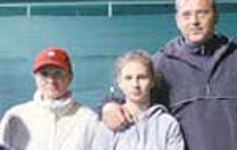 Ii invata tenis de camp pe greci