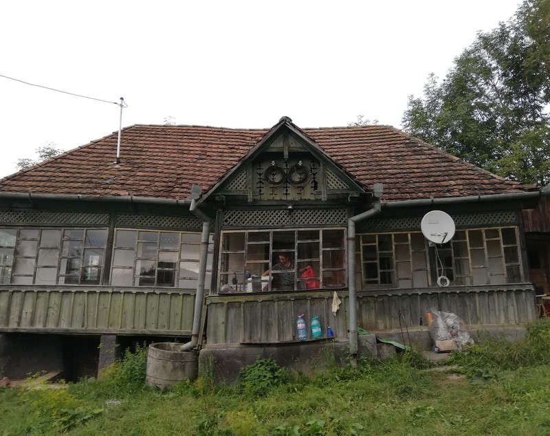 Cum a recondiționat un român o casă în paragină cumpărată „mai mult pentru pământ și locație”. „Aveți mâini de aur”