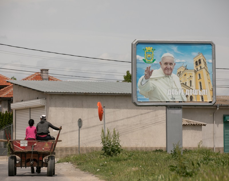 CORESPONDENȚĂ din Bulgaria | Papa vine în Urziceniul vecinilor! Ultimele pregătiri înainte de sosirea Suveranului Pontif la Rakovski, un orășel de doar 17.000 locuitori