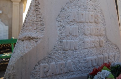 Mesajul scris pe piatra funerară de la mormântul Lazarei și al lui Dorin Popescu