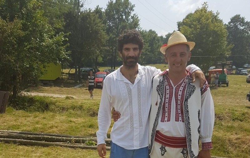 Ziua Universală a Iei | Actorul Toma Cuzin din Las Fierbinți a defilat în cămașă românească în satul lui Brâncuși