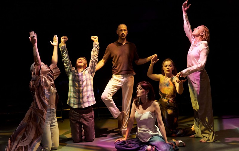 NIMIC NU E ÎNTÂMPLĂTOR, un spectacol inspirat de teatralitatea constelațiilor familiale