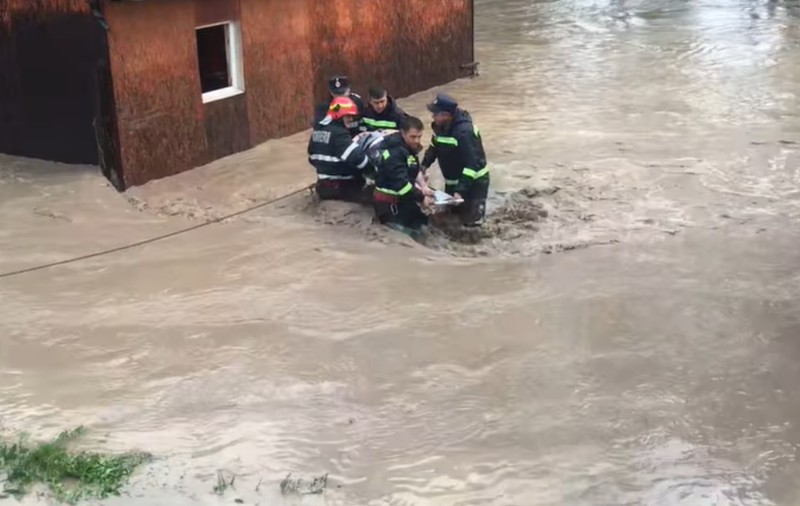 Alertă de la hidrologi: Cod portocaliu de inundații pe mai multe râuri
