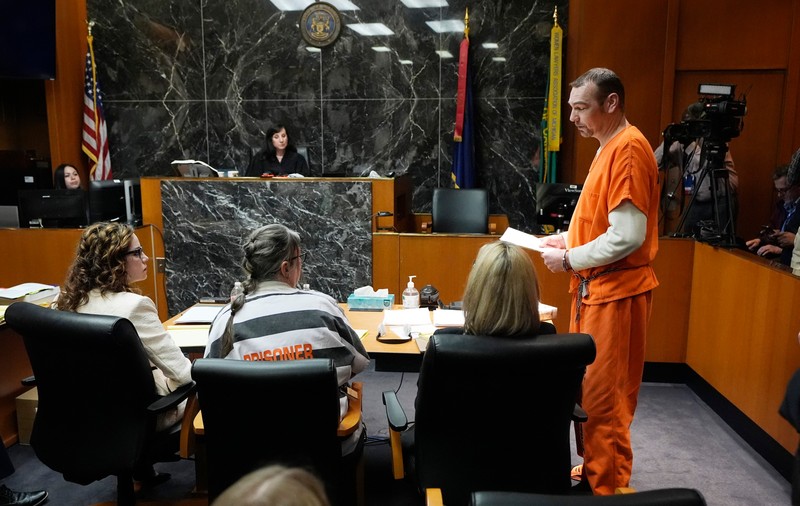 Premieră în justiția americană: părinții autorului unui atac armat dintr-o școală din Michigan, condamnați la ani grei de închisoare