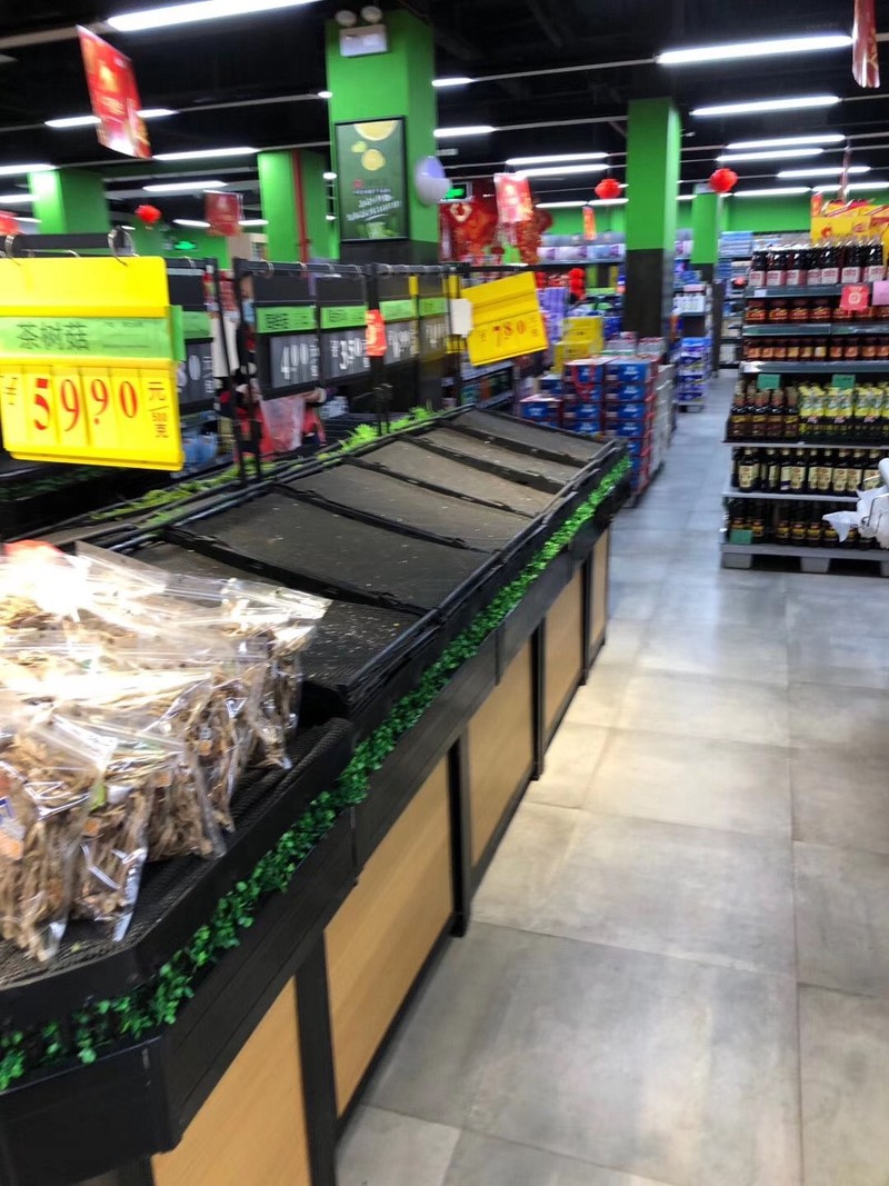 Rafturile supermarketurilor din Wuhan au început să se golească FOTO: Twitter