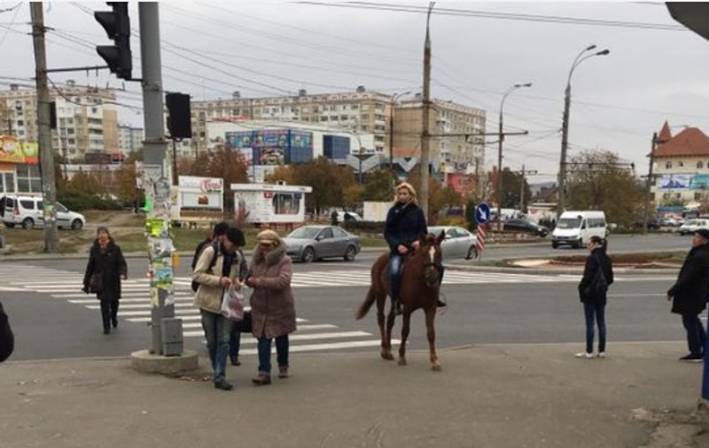 Mijloc de transport inedit, la Chișinău: O tânără “circulă” pe stradă pe un cal | VIDEO